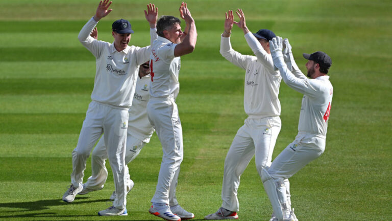 Glamorgan का दबदबा: एजबेस्टन में वारविकशायर के खिलाफ मजबूती से बढ़ती टीम