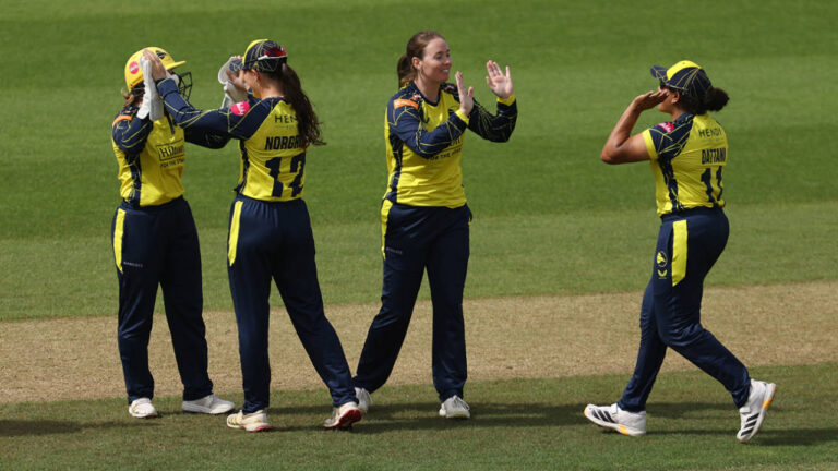 Harman helps Hampshire rescue tie after Wellington ties down Surrey – वाइटलिटी ब्लास्ट: हैम्पशायर और सरे के बीच रोमांचक मुकाबला टाई रहा