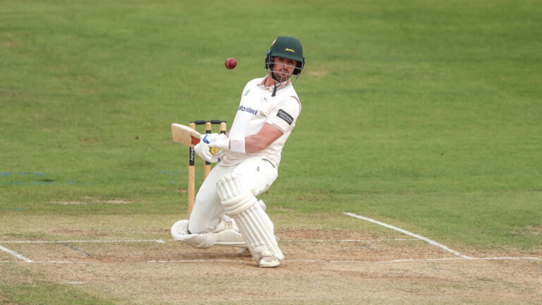 Lewis Hill vigil keeps Leicestershire afloat as Essex eye top spot: लीसेस्टरशायर की संघर्षपूर्ण पारी