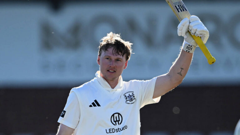Gloucestershire warm to task thanks to Hammond hundred: माइल्स हैमंड का शानदार शतक