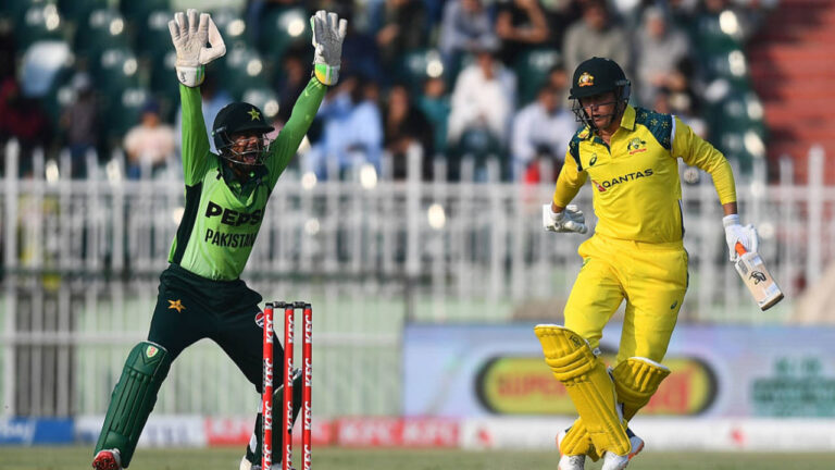 Pakistan bowl; Australia bring in Zampa for Stanlake – गद्दाफी स्टेडियम में मुकाबला
