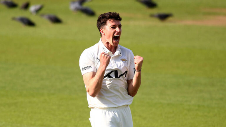 Fisher strikes between showers but weather frustrates Surrey: काउंटी चैंपियनशिप रिपोर्ट