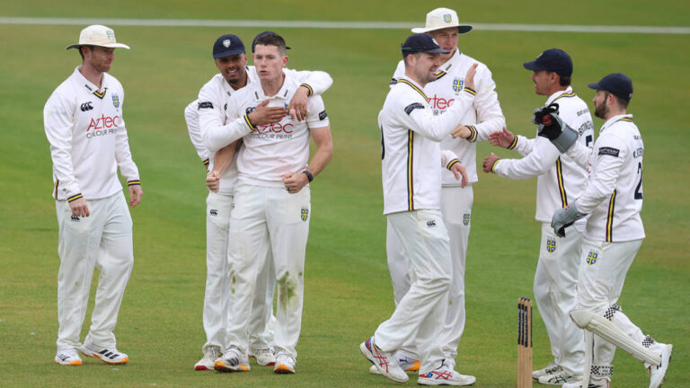 Potts eight-for seals innings win for Durham: काउंटी क्रिकेट में शानदार प्रदर्शन
